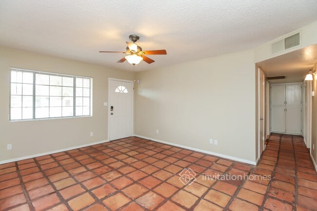 Building Photo - 687 E Del Rio St