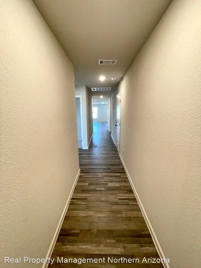 Foto del edificio - 4 br, 2 bath House - 3467 E. Ames Ave.