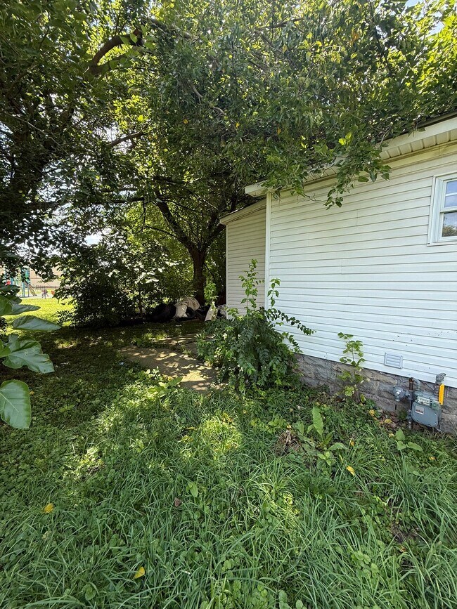 Building Photo - 1045 E Condit St