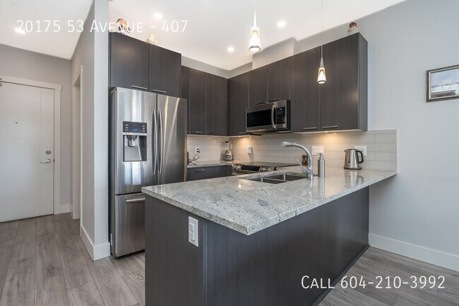 Photo du bâtiment - Furnished Two Bedroom Condo