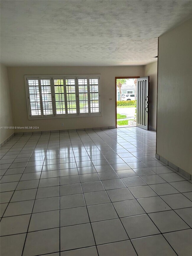Building Photo - 5001 SW 90th Ct