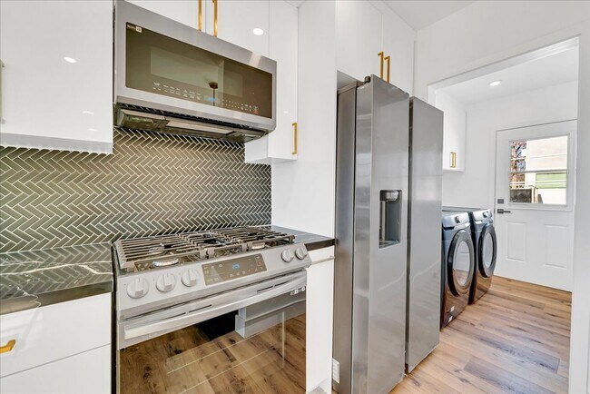 Foto del edificio - 22057 Vanowen St
