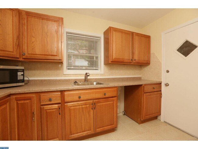 Building Photo - 252 N Wilton St