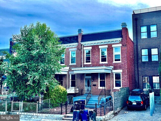 Foto del edificio - 3540 Warder St NW