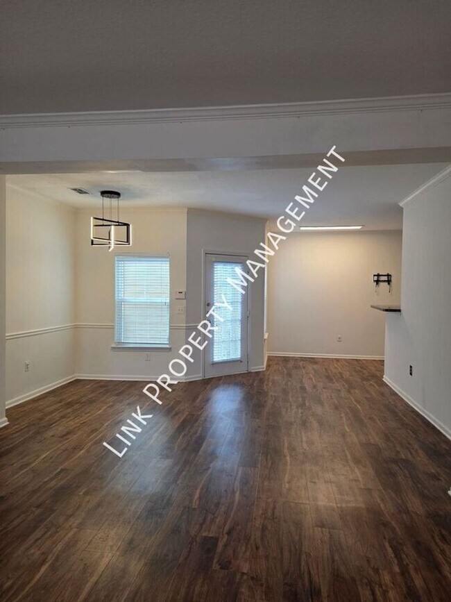 Building Photo - Beautiful One-Level Downstairs Condo in Prime Hamilton Place Location