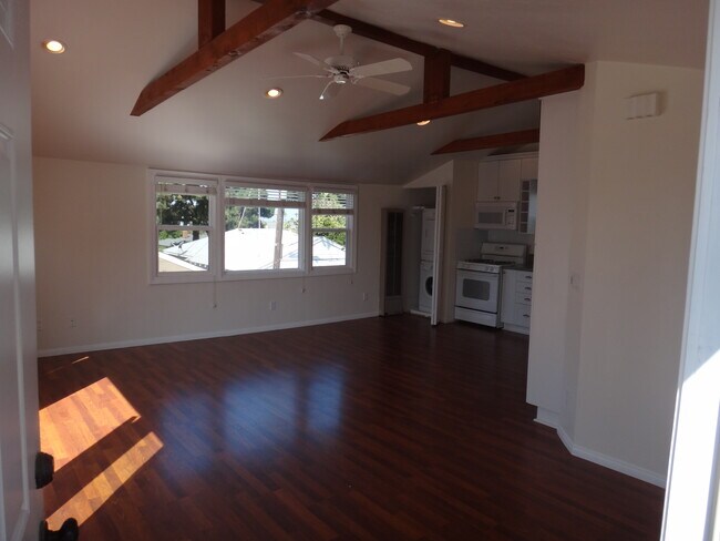 Building Photo - 631 S Clementine St