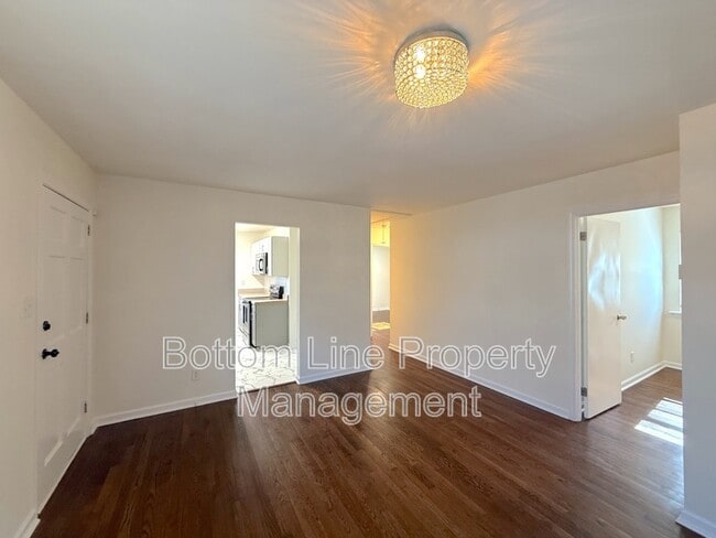 Building Photo - 2011 Holly St