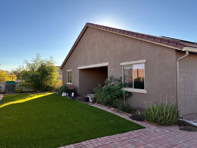 Foto del edificio - 458 W Whitetail Dr