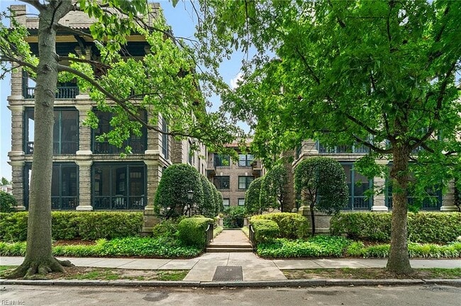 Beautifully maintained courtyard - 812 Stockley Gdns