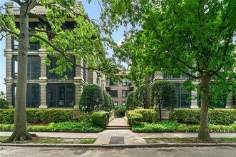 Beautifully maintained courtyard - 812 Stockley Gdns