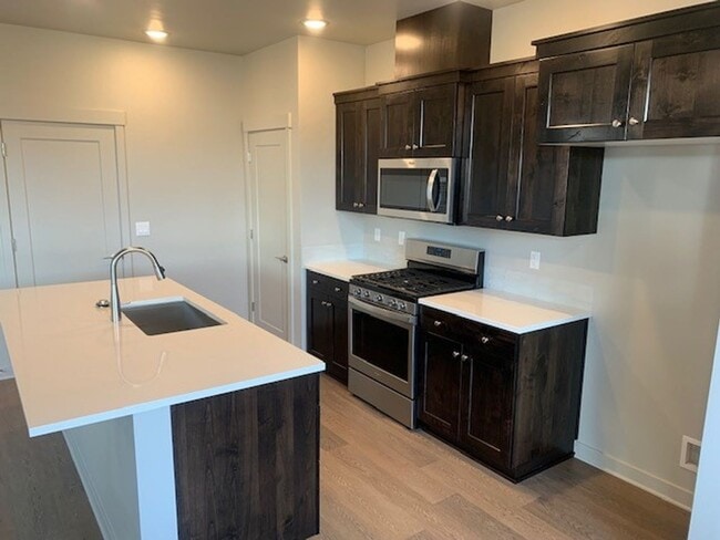 Building Photo - 3 Bed/2.5 Bath Pahlisch Home in NE Bend - ...