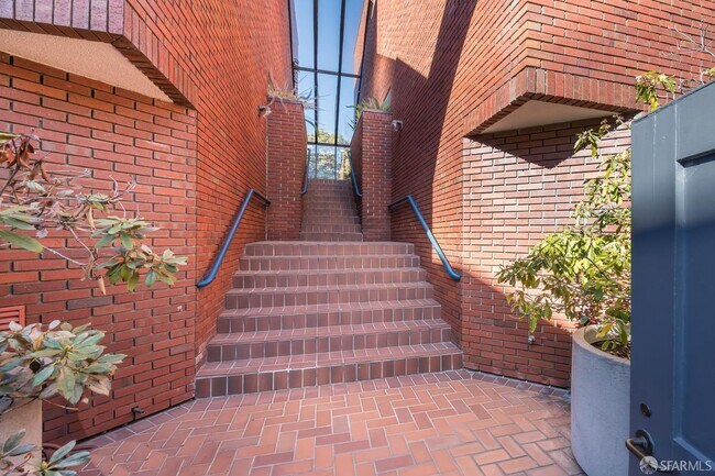 Building Photo - 640 Davis St