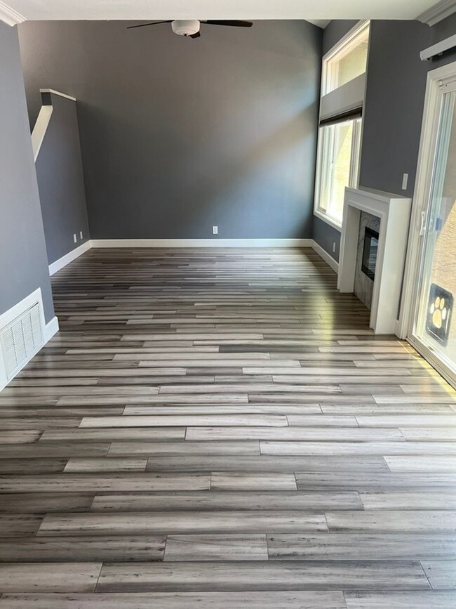 Foto del edificio - SPECTACULR BRIARWOOD REMODELED TOWNHOME!!!