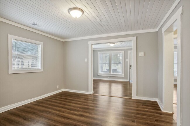 Foto del edificio - Large Near Downtown 3BR/1BA House For Rent