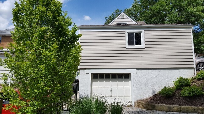 Building Photo - 409 Sunset Dr