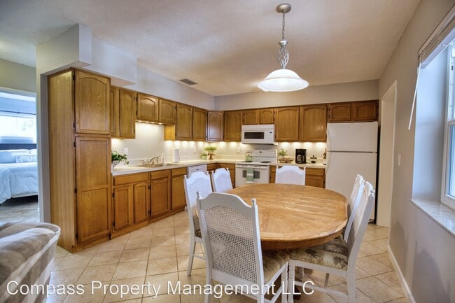 Building Photo - 2 br, 1.5 bath House - 380 Base Ave E #202