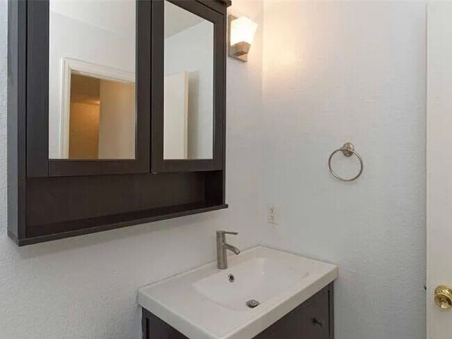 Building Photo - Beautiful 3 Bedroom Home in Denver