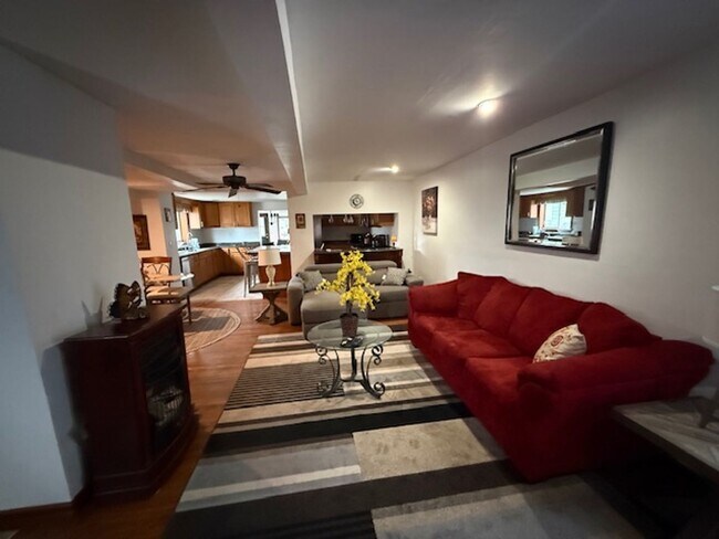 Foto del edificio - Spacious Three Bedroom, Two Full Bathroom Home with Chef’s Kitchen – Furnished Option Available!