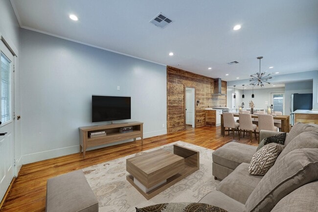 Foto del edificio - 1032 E 6 1/2 St