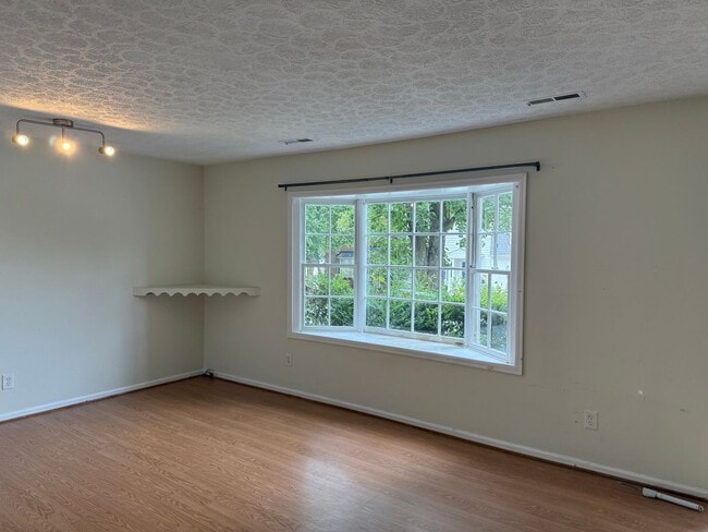 Photo - 3 Bed 1.5 Bath Townhouse Near Peaks View Park