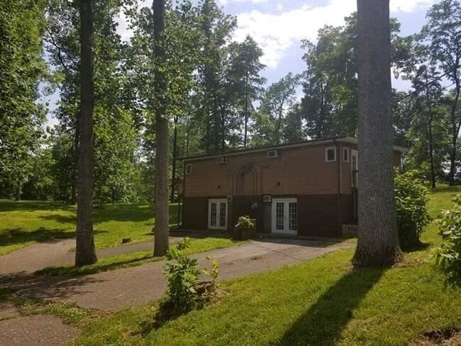 Building Photo - 405 Castle Heights Rd