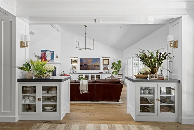 Building Photo - 17461 Rancho Del Rio
