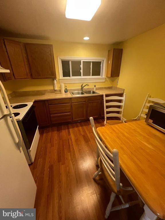 Building Photo - 441 Larchmont Dr