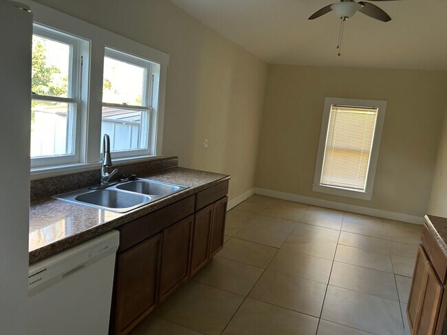 Foto del edificio - Spacious Seminole Heights Bungalow