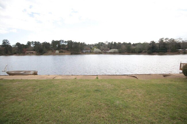 Building Photo - 303 Leisure Lake Dr