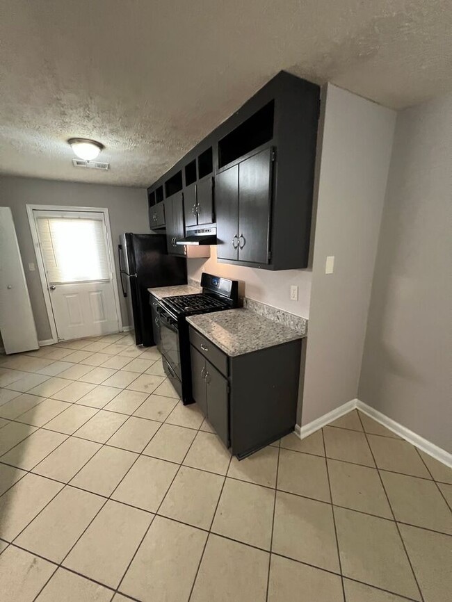 Building Photo - NOW AVAILABLE!!! Ranch 2 BEDROOM 2 BATHROO...