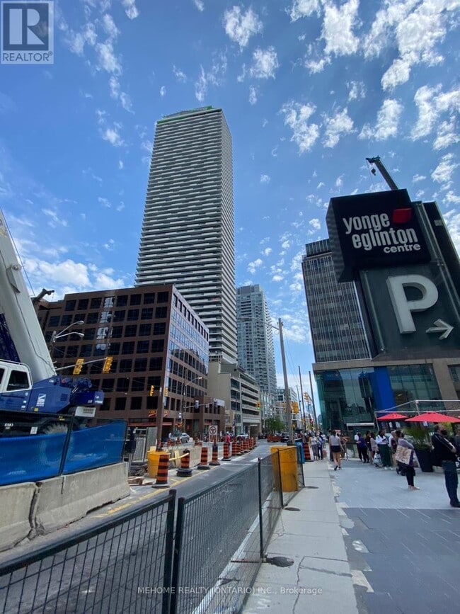 Photo du bâtiment - 2221-2221 Yonge St