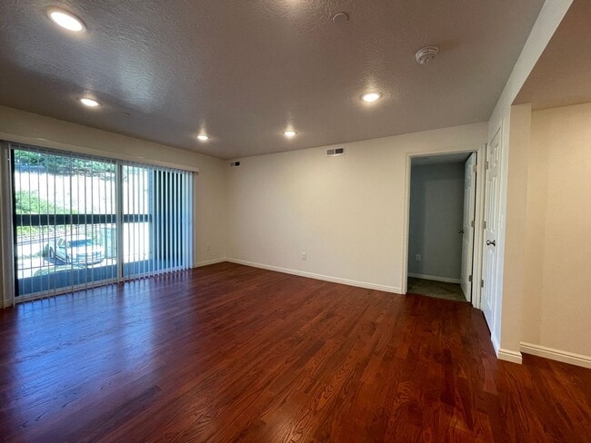 Building Photo - Remodeled 2 Bedroom 2 Bathroom Condo Near BYU