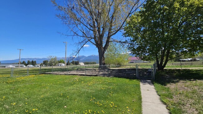 Foto del edificio - Losleben- House with large yard fully furnished Available Nov 1st - May 31st