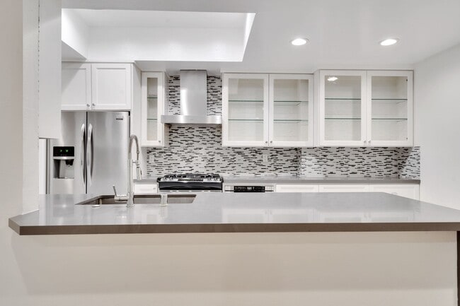 Interior Photo - Holmby Street Luxury Investments LLC