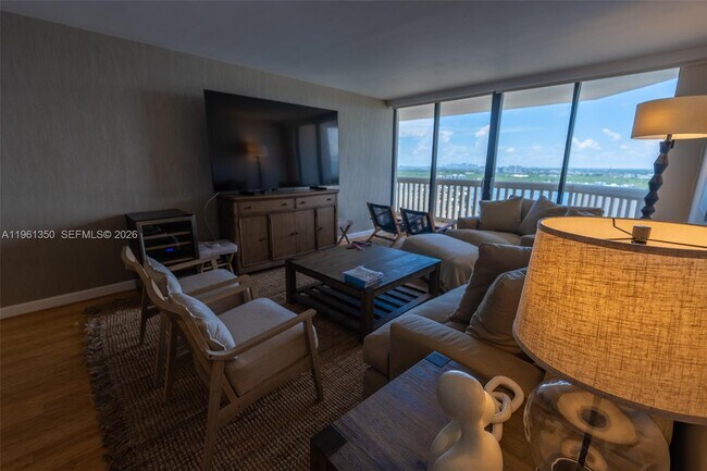 Foto del edificio - 1000 W Island Blvd