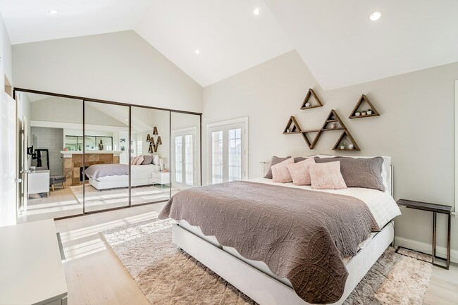 Building Photo - 815 W 15th St