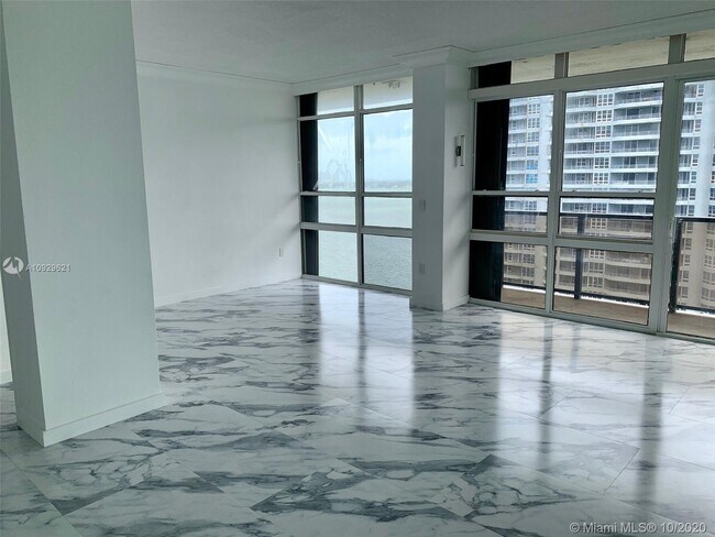 Foto del edificio - 600 NE 36th St