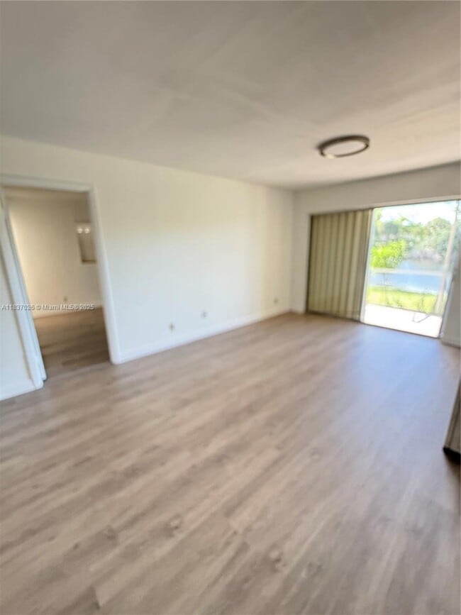 Foto del edificio - 131 Lake Anne Dr