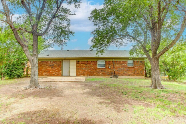 Building Photo - 4910 NW Pollard Ave