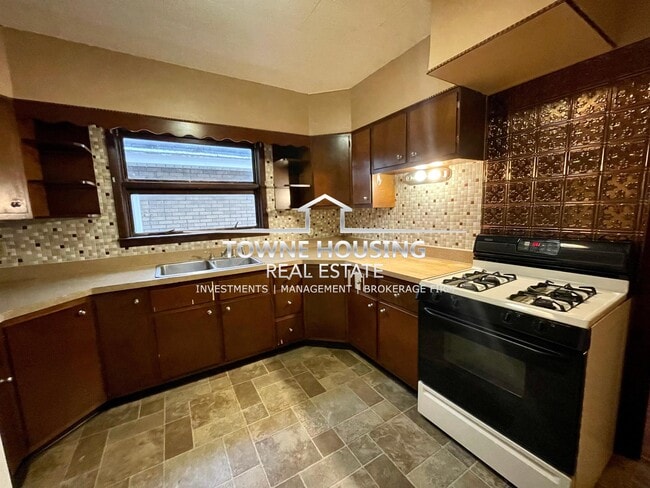 Building Photo - 418 Colvin Ave
