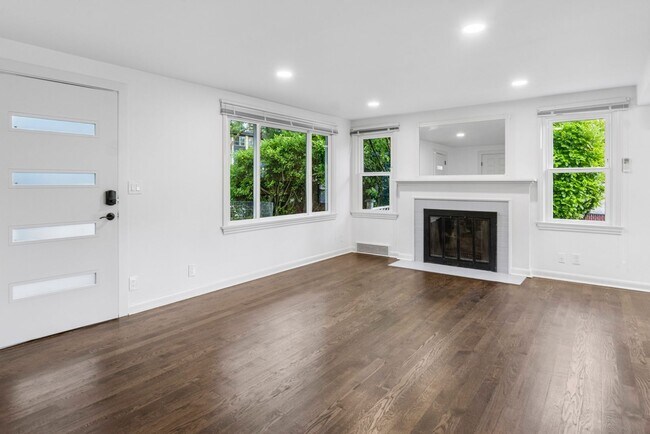 Foto del edificio - Updated 2 bed 1 bath Wedgewood area home