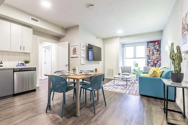 Building Photo - 170 Sherwood Forest Sq