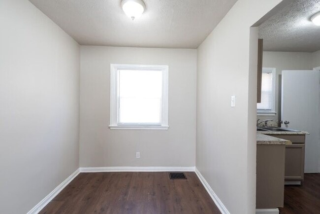 Building Photo - 3046 N Temple Ave