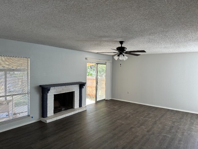 Building Photo - 4735 El Vedado St