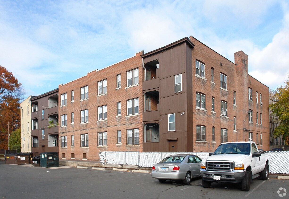 Foto del edificio - 16-26 Girard Ave