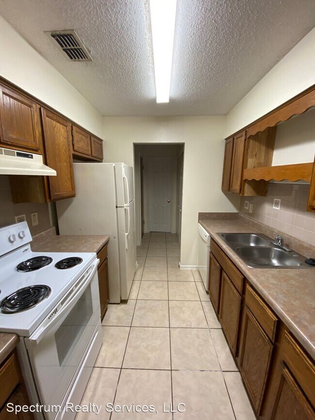 Building Photo - 2 br, 1 bath House - 472 Bentwood Lane Unit C