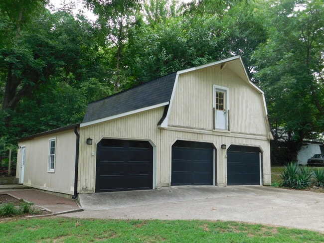Building Photo - 700 Monroe Dr