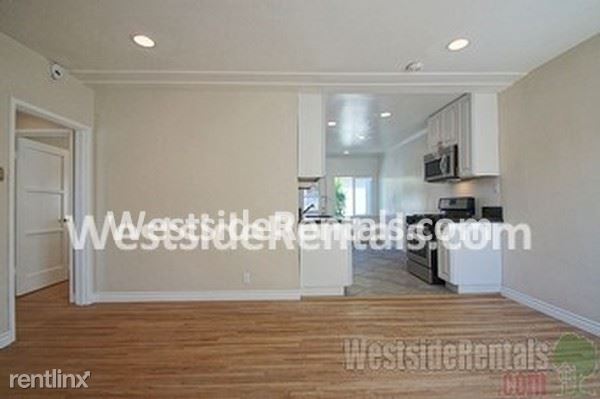 Building Photo - 14618 Moorpark St