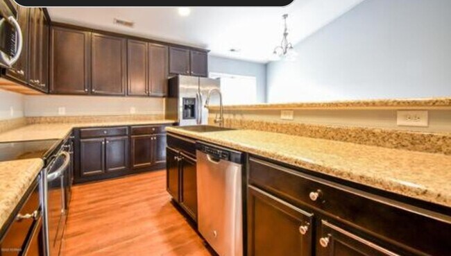 Building Photo - 212 Riverstone Ct