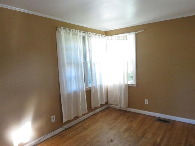 Building Photo - 401 New River Dr